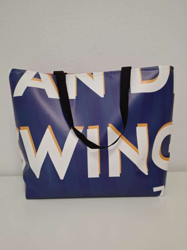 Bannertas groot - blauw/rood met witte letters