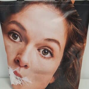Bannertas groot vrouw met kauwgom