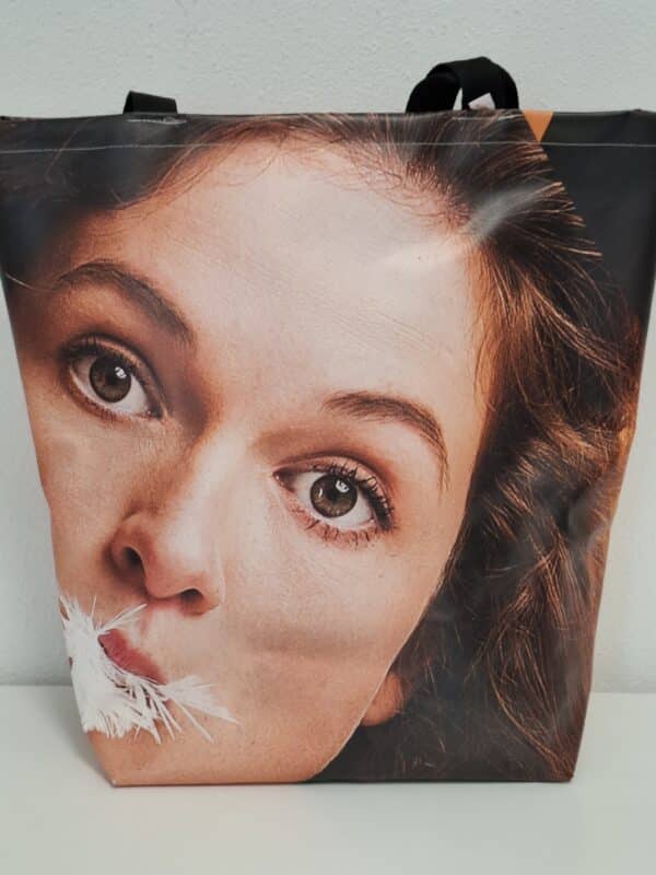 Bannertas groot vrouw met kauwgom